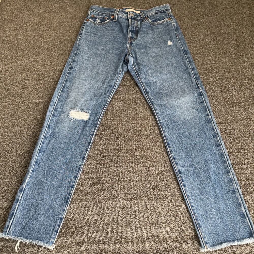 Levi's Wedgie Fit Jeans Women's 26 Blue Denim Distressed Light Wash Frayed Hem